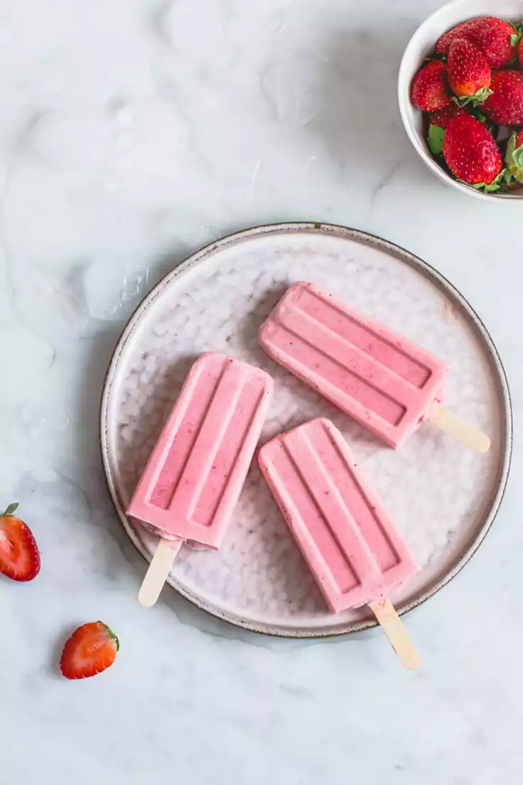 19. Easy Strawberry Banana Popsicle by Pretty Simple Sweet Dessert Recipes
