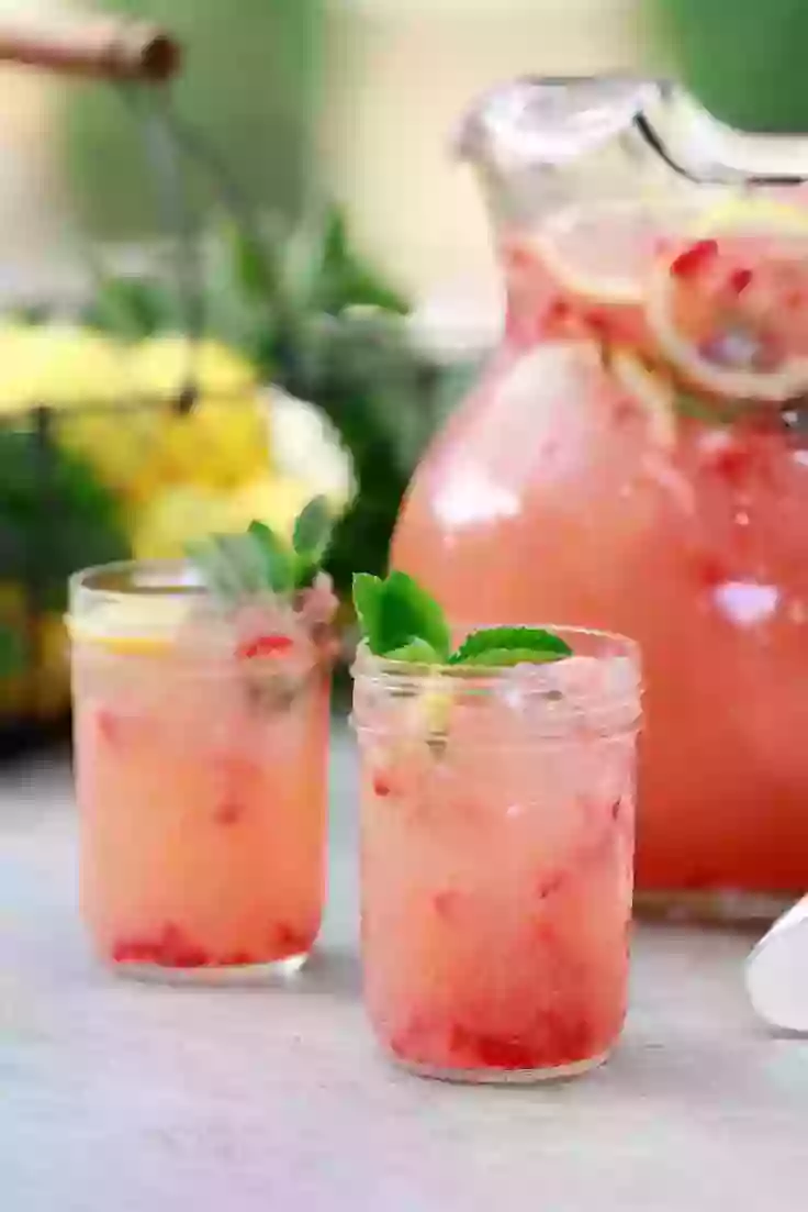 21. Strawberry Lemonade by Yummy Mummy Kitchen
