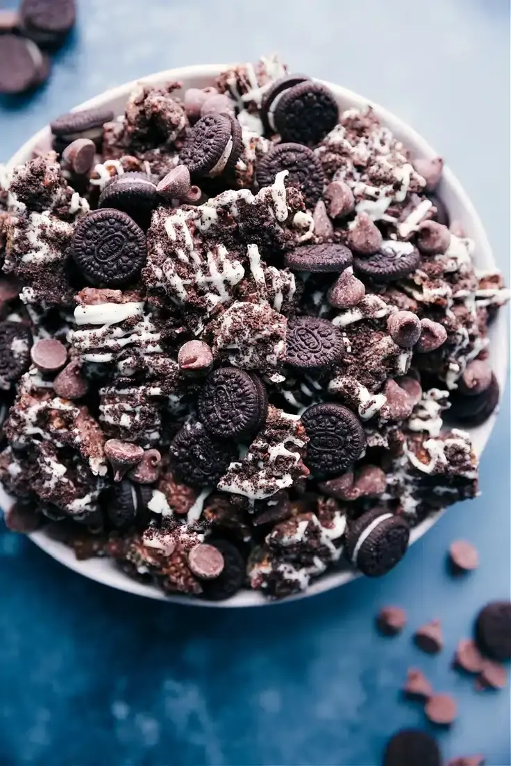 Cookies and Cream Muddy Buddies Recipe by Chelsea’s Messy Apron
