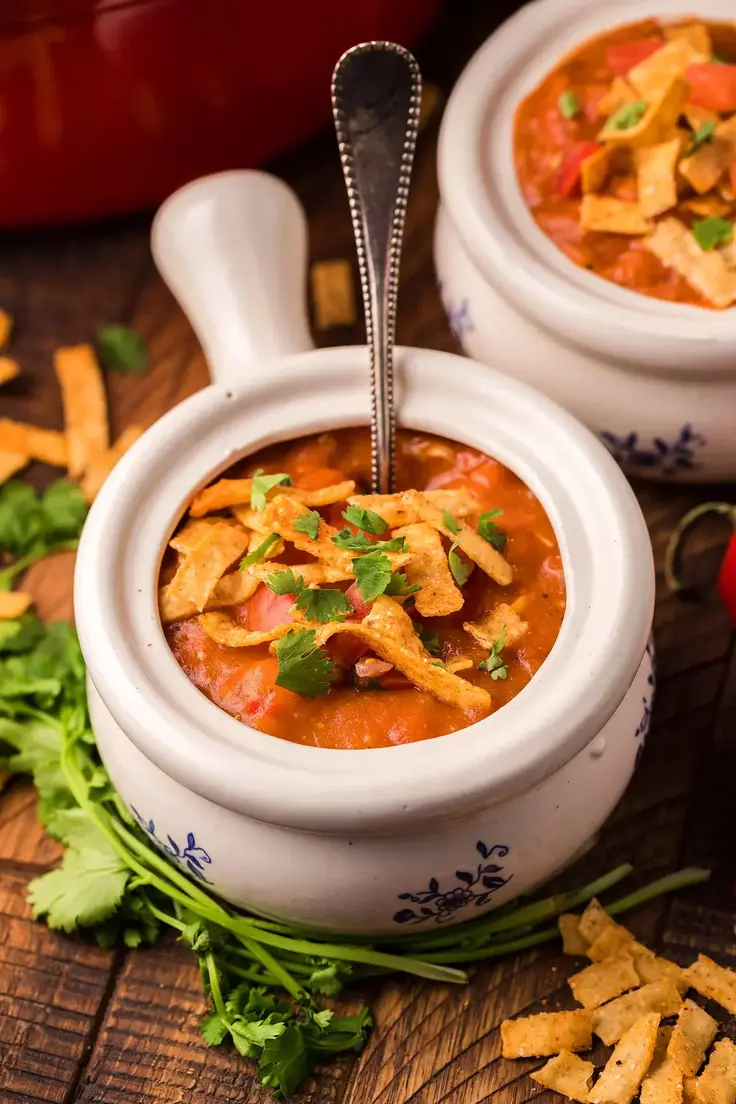 Chicken Enchilada Soup – Chili’s Copycat Recipe by XOXO Bella - a low calorie chicken recipe that is perfect for meal prep and volume eaters.